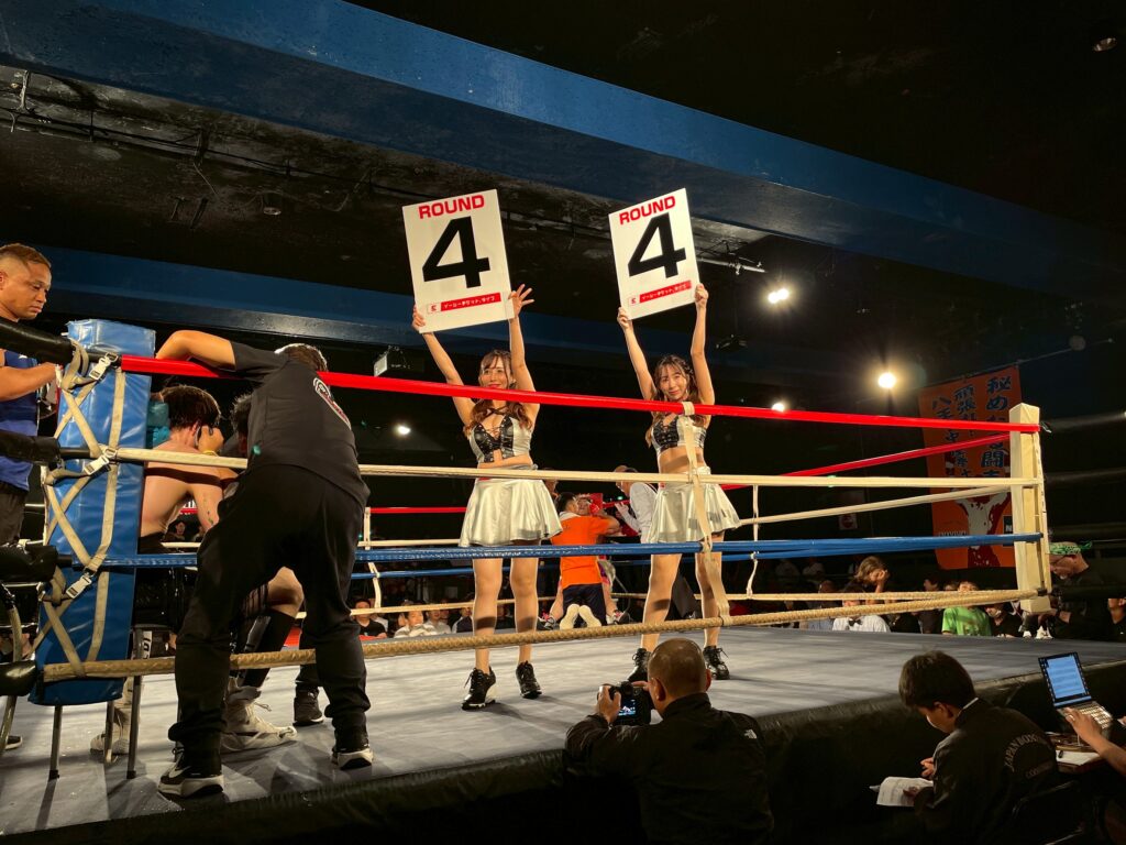 イーチケラウンドガールが第４ラウンドをお知らせしている