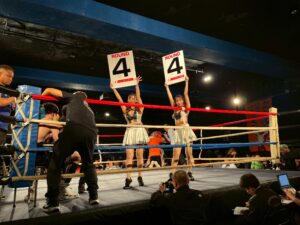 イーチケラウンドガールが第４ラウンドをお知らせしている