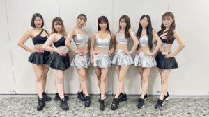 イーチケラウンドガールが、黒や銀の衣装でポーズを決めている