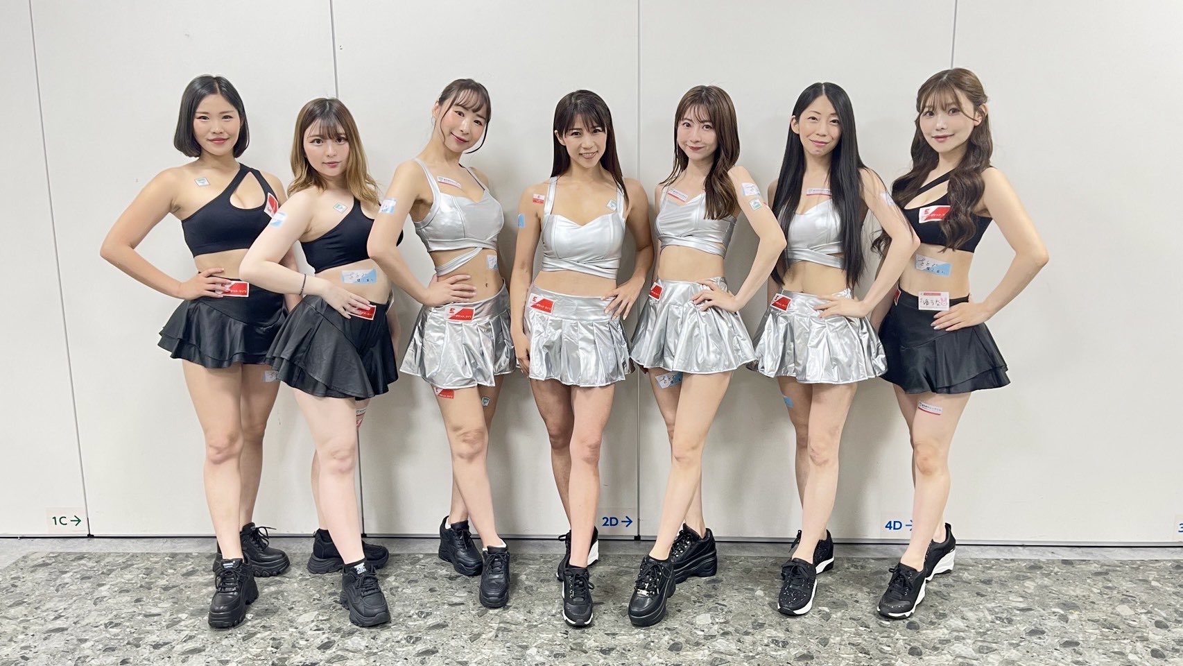 イーチケラウンドガールが、黒や銀の衣装でポーズを決めている