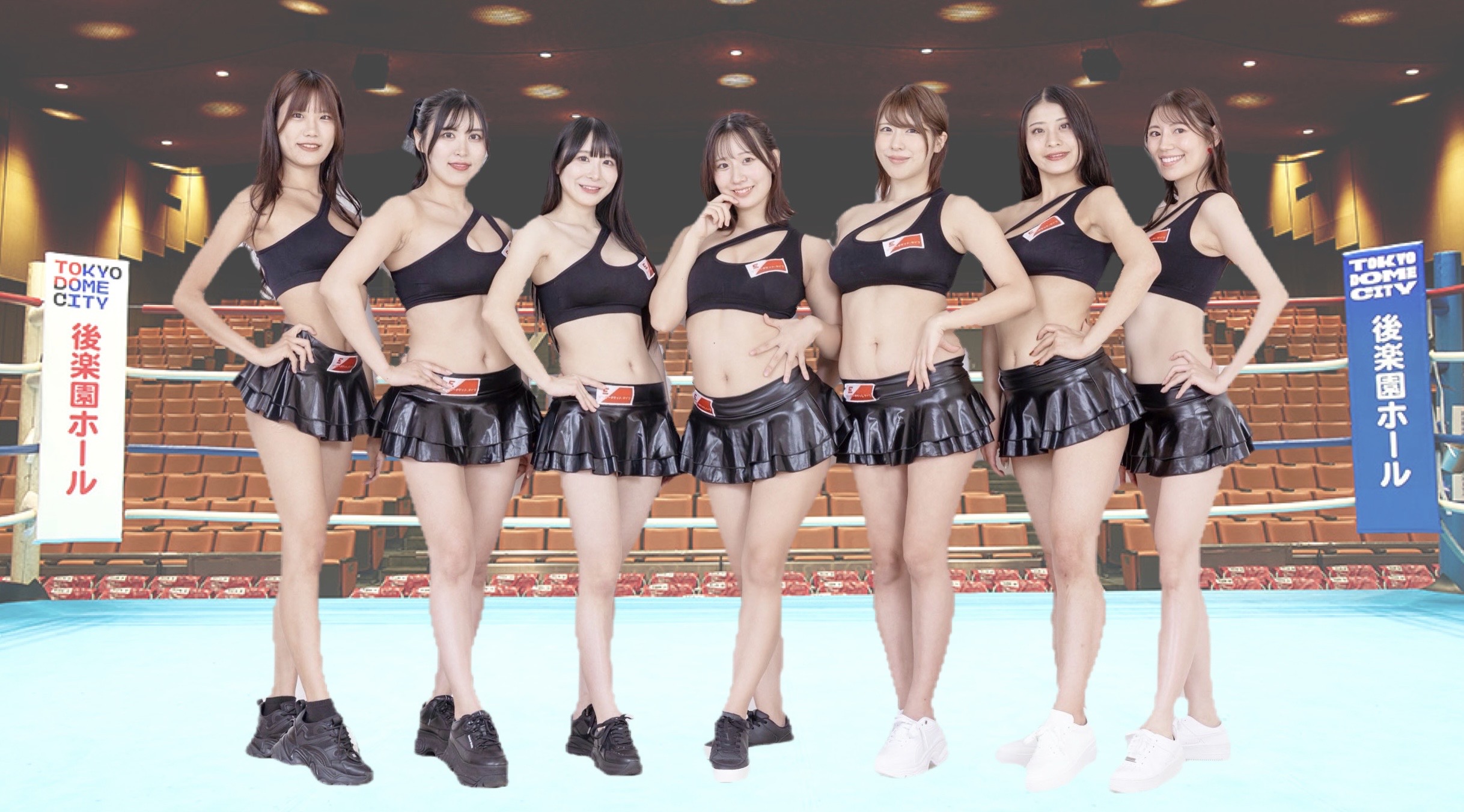 イーチケラウンドガールがボクシングのリング上で、黒の衣装や白や黒の靴でポーズをとっている