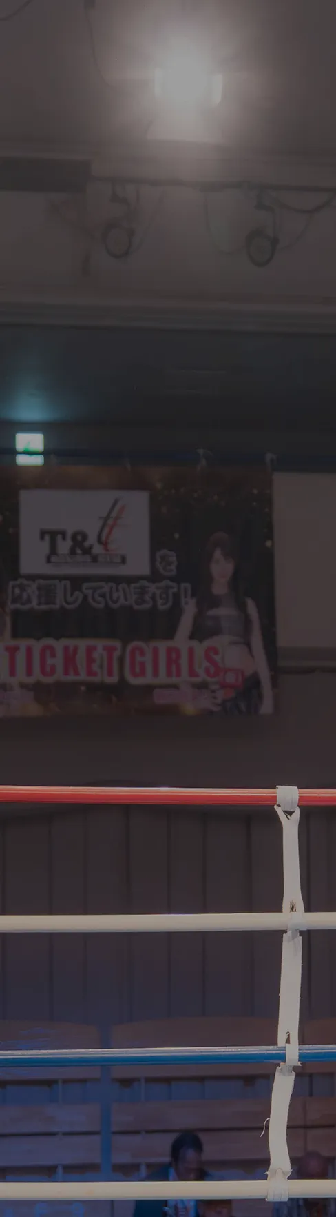 ラウンドガールが立つボクシングのリング