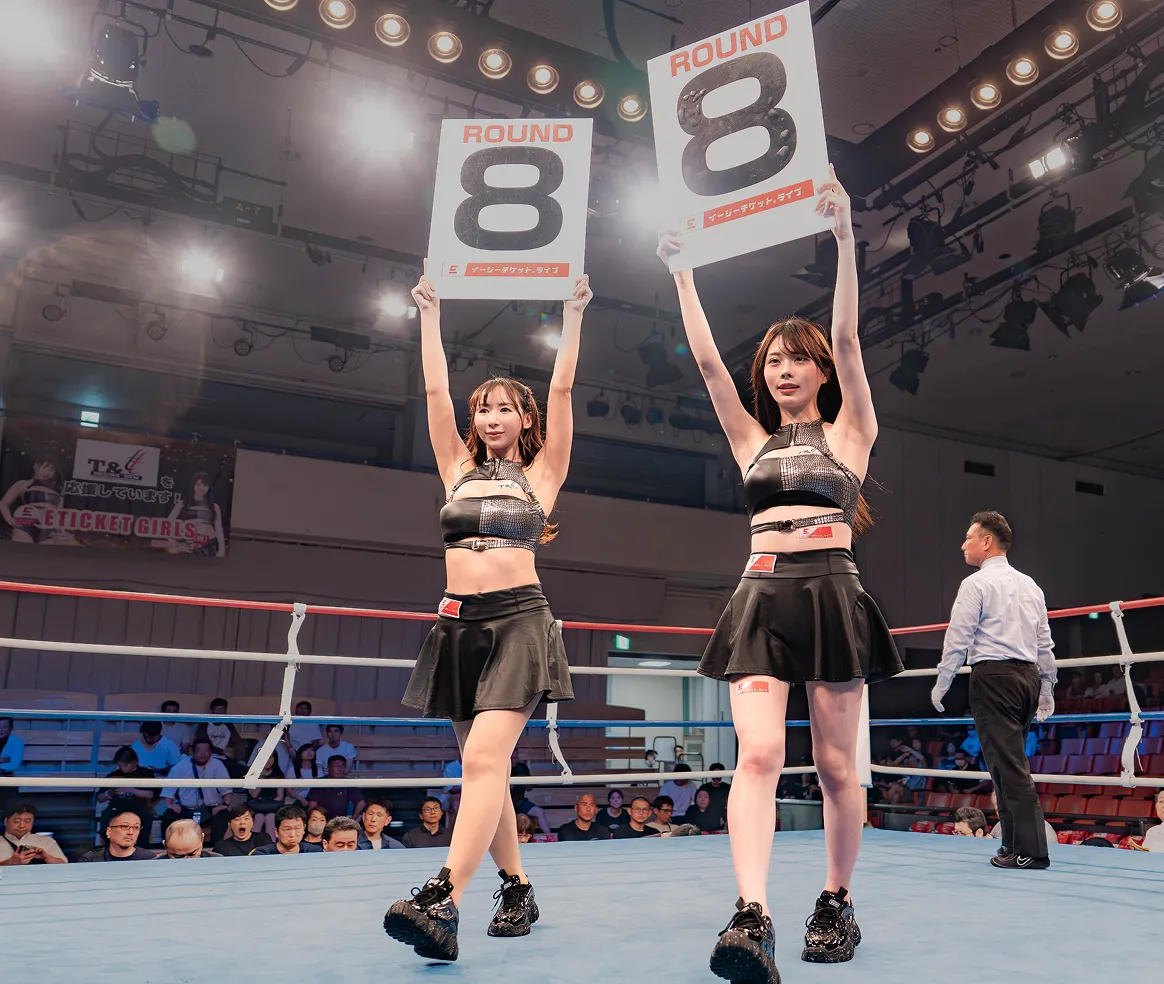 イーチケラウンドガールが第8ラウンドをお知らせしている